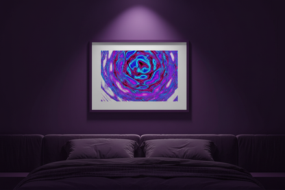 FLÜSSIG STURM Premium Kunstprint als gerahmtes Poster mit Dunkelviolettem Rahmen an Tief-Violetter Wand in Dunklem Luxuriösem Schlafzimmer mit Violettem Ambiente