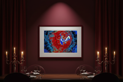 ABSTRACT RADIANT IMPACT CRATER Premium Kunstprint als gerahmtes Poster an Dunkelroter Wand in Luxuriösem Esszimmer mit Rotem Samt und Kerzenlicht