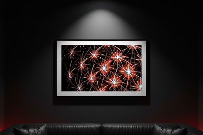 KOSMISCHE MIKROWELT Premium Kunstprint als gerahmtes Poster mit Schwarzem Rahmen an Mattem Schwarzen Wand in Dunklem Home-Cinema mit Rotem Akzentlicht