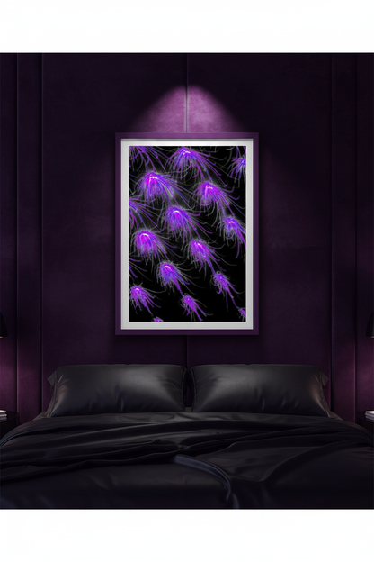 KOSMISCHE QUALLE Premium Kunstprint als Hochformat-Poster mit Dunkelviolettem Rahmen an Tieflila Wand in Luxuriösem Schlafzimmer mit Violettem Ambiente