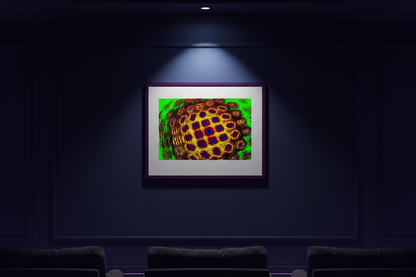 KOSMISCHES FARBMATRIX Premium Kunstprint als gerahmtes Poster mit Dunkelviolettem Rahmen an Dunkelblauer Wand in Sophistiziertem Heimkino mit Violettem Ambiente
