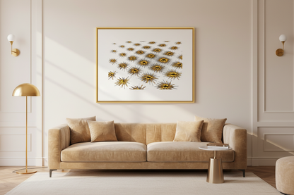 GOLDENES VIRUS Premium Kunstprint als gerahmtes Poster mit Goldenem Rahmen an Cremefarbener Wand in Luxuriösem Wohnzimmer mit Goldakzenten
