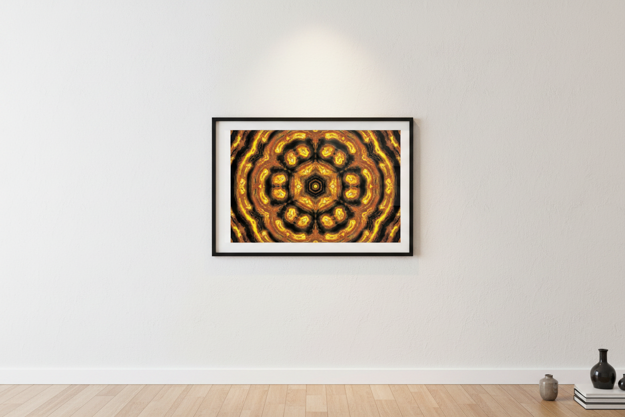 GOLDENES MANDALA Premium Kunstprint als gerahmtes Poster an weißer Galeriewand mit warmem Spotlight