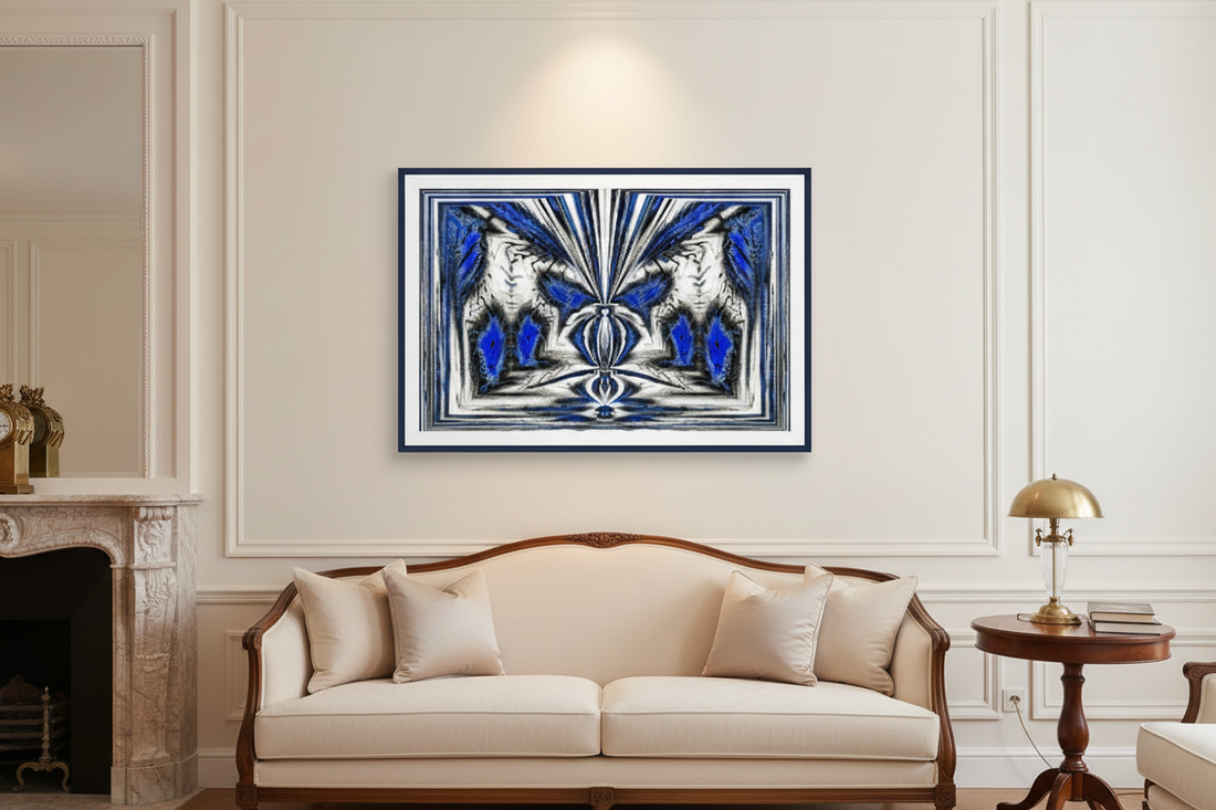 KOBALTSYMMETRIE — Mockup in klassisch-elegantem Interieur mit elfenbeinfarbener Wand und dunkelblauem Rahmen