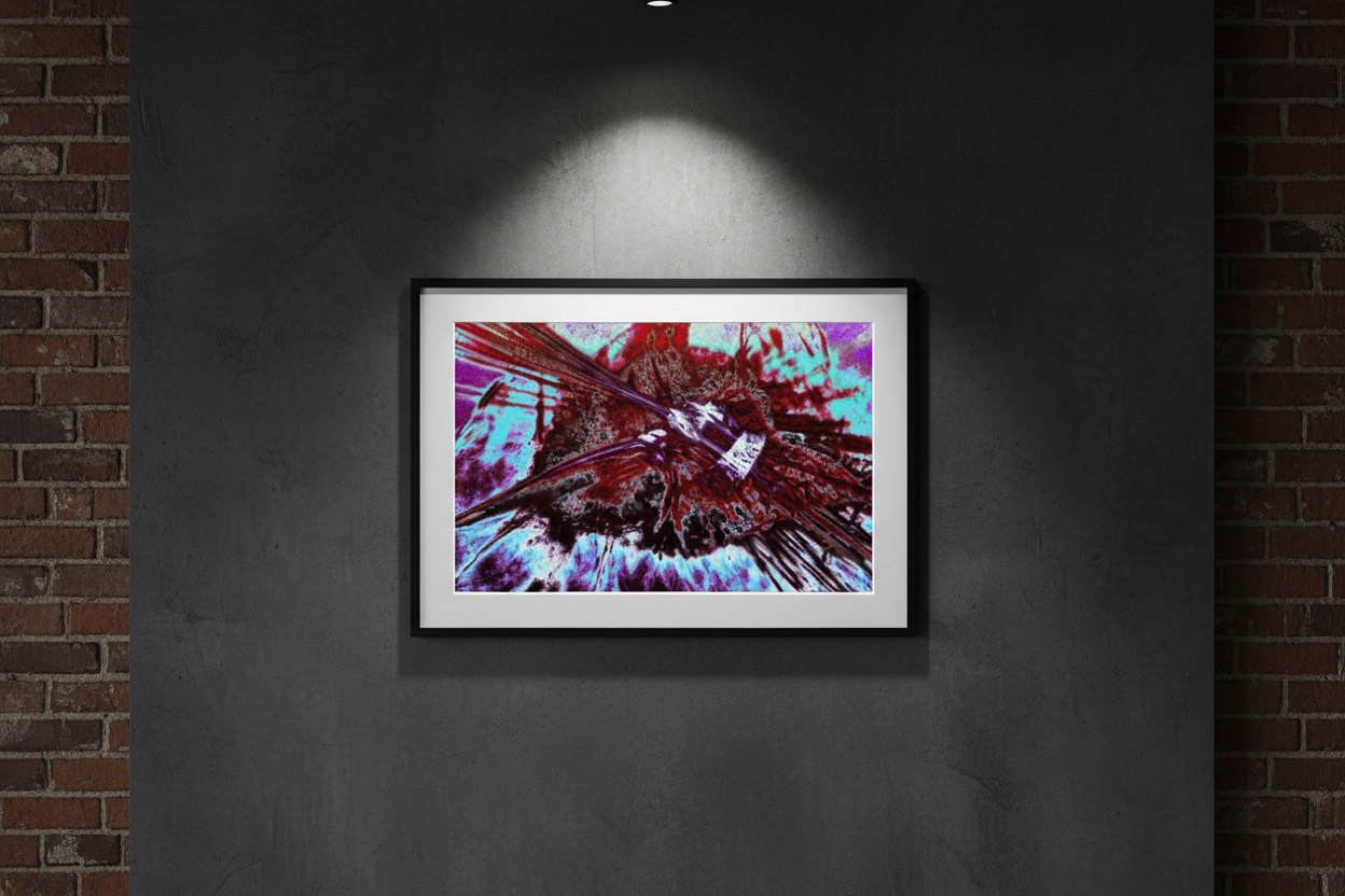 MITTERNACHTSAUSBRUCH Premium Kunstprint als gerahmtes Poster an dunkler Betonwand in industriellem Loft mit Ziegelstein